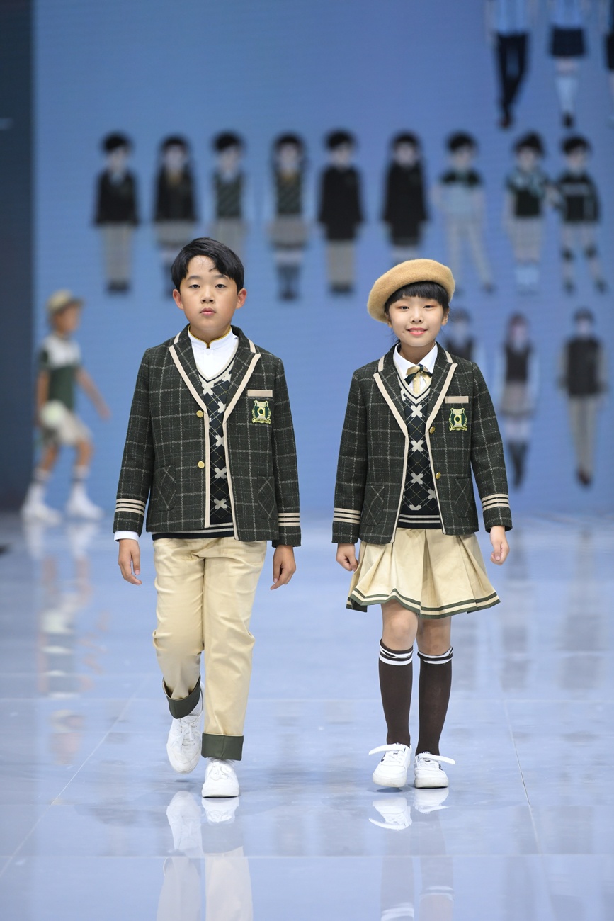 雄安新區(qū)中小學(xué)學(xué)生裝（校服）設(shè)計(jì)邀請賽決賽圓滿落幕，鞋帽設(shè)計(jì)點(diǎn)亮新區(qū)學(xué)子新風(fēng)尚